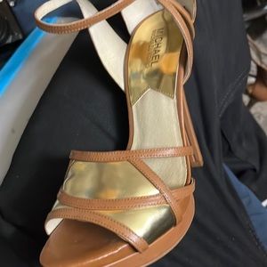 Michael Kors Jaida Back Zip Cut out Platform Luggage Brown Gold Sandals